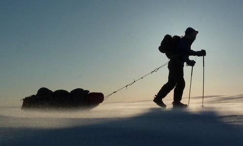 《攀登者》：为什么登山队就是血性勇气，现实更多则是愚蠢蛮干？