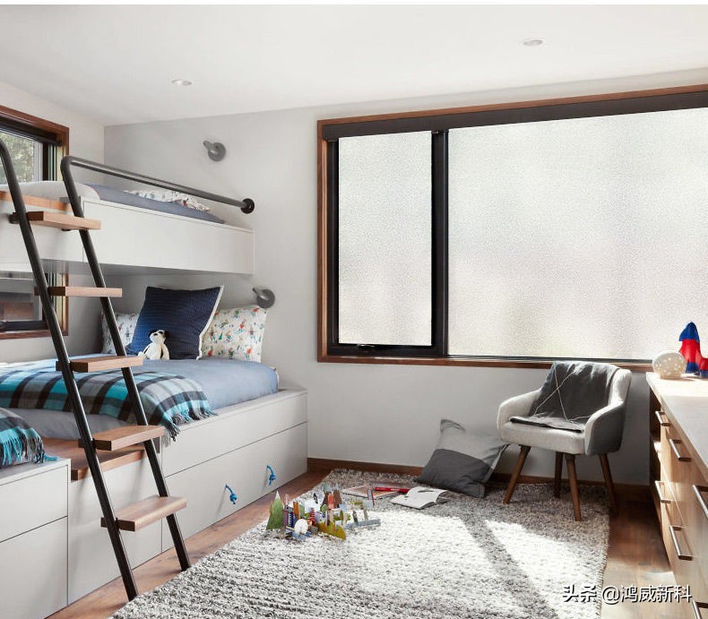 这电视比窗户还大！除了好笑，隐私问题更加引人深思