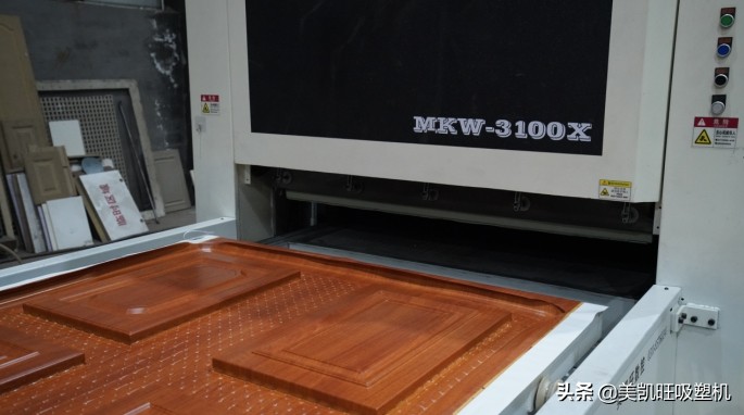 衣柜吸塑门板的优缺点,衣柜门用吸塑的还是板子做