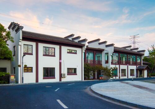 户口迁出后在老宅基地建房可以吗,户口在本地没有土地怎么申请建房