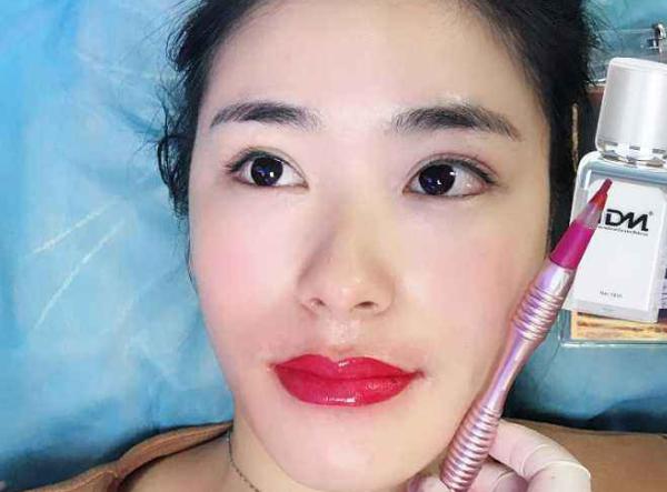 防止嘴唇脱皮的滋润唇膏哪种好用,嘴唇干裂脱皮哪种唇膏好得快