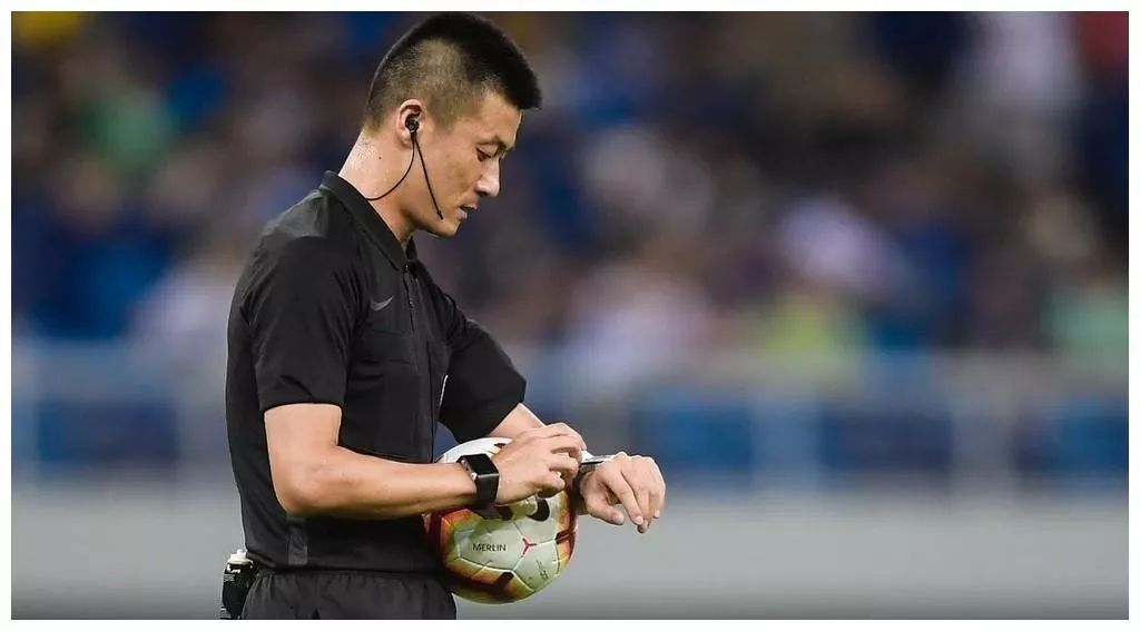 裁判，这球犯规吗？裁判反身一个字：滚！球迷：傅明何“复明”