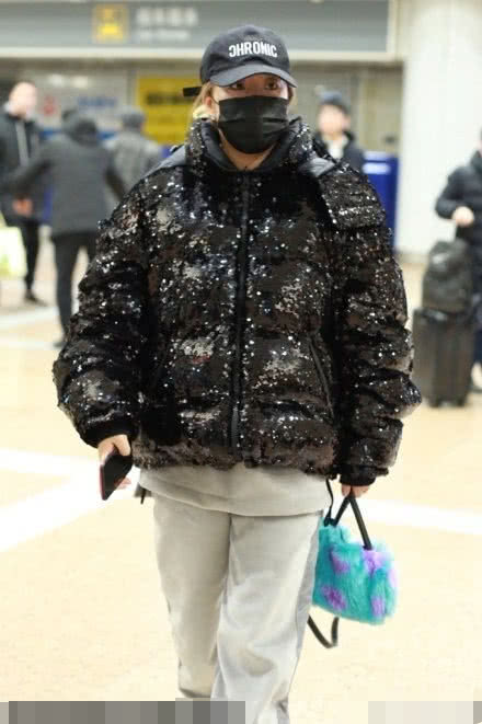 王菊白色运动裤,王菊被吐槽胖