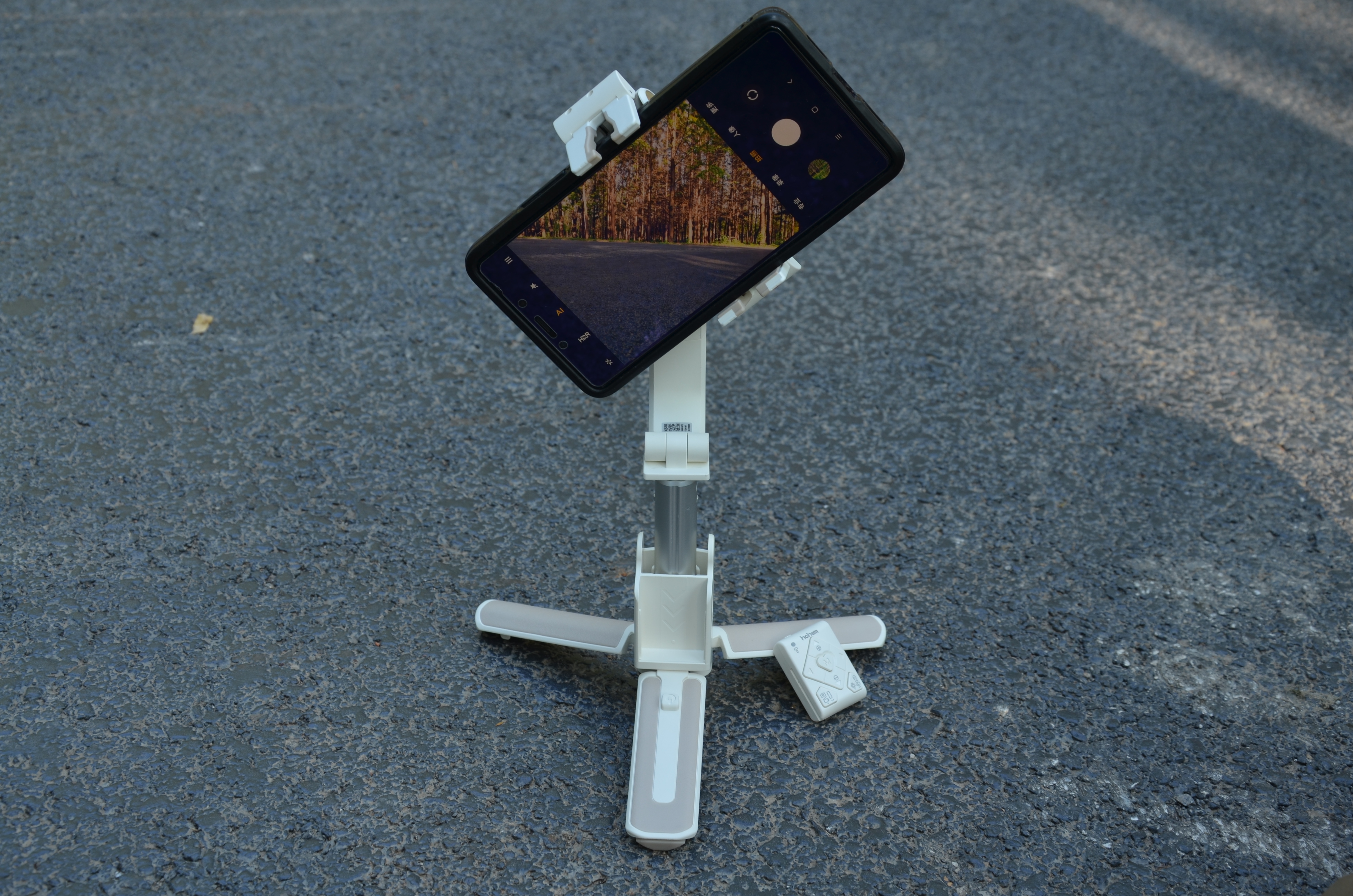 是自拍杆、三脚架，遥控卡菲、也是稳定器——浩瀚小Q智能稳拍杆