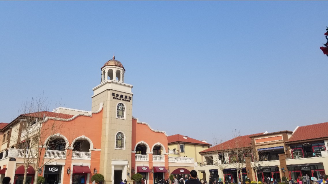 疫情向好，奥莱村迎客，微信步数可兑现金券，阿迪耐克门口排长龙