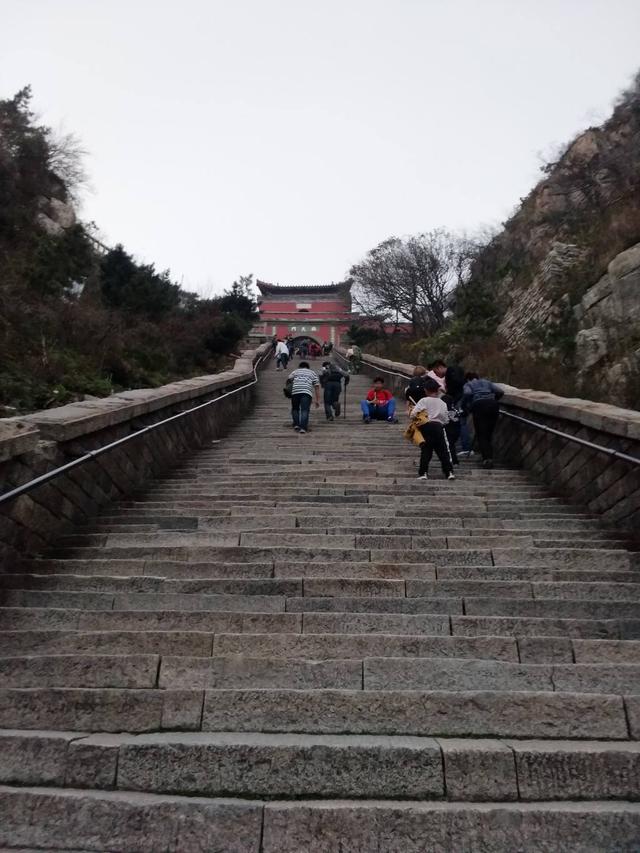 体力透支爬不上去,体力不行的人爬泰山