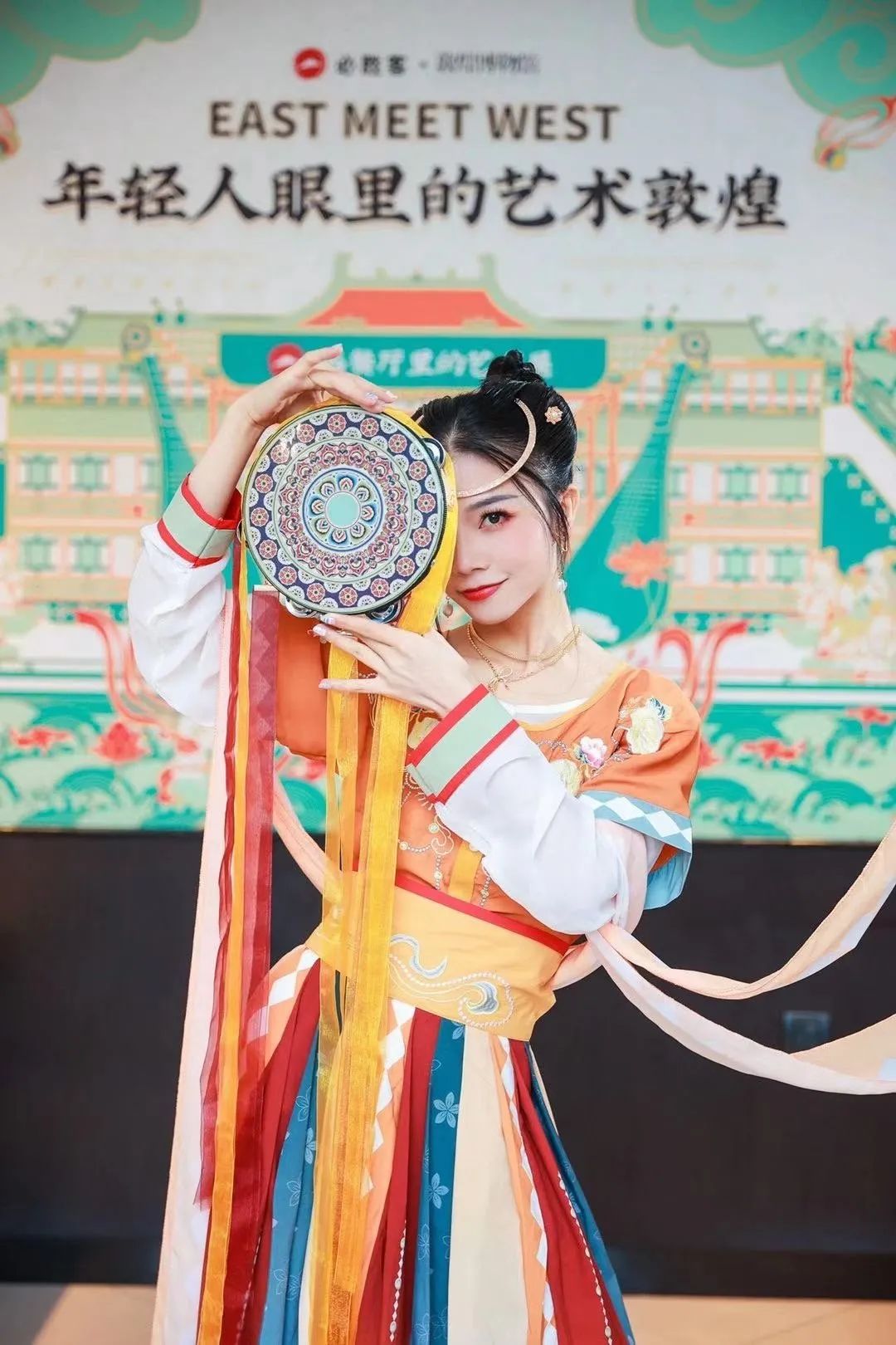 卡姿兰x必胜客的“下午茶”主题彩妆包装,梦回爱丽丝