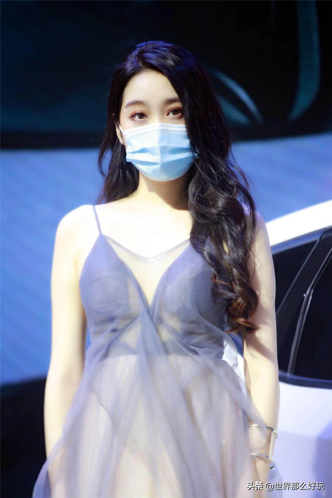 「高清大图」海口车展车模集体戴口罩，难掩身材曲线，呼之欲出