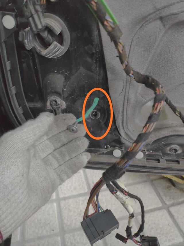 奥迪a6车窗关不上怎么临时关上,奥迪a6换完升降器玻璃升不到顶