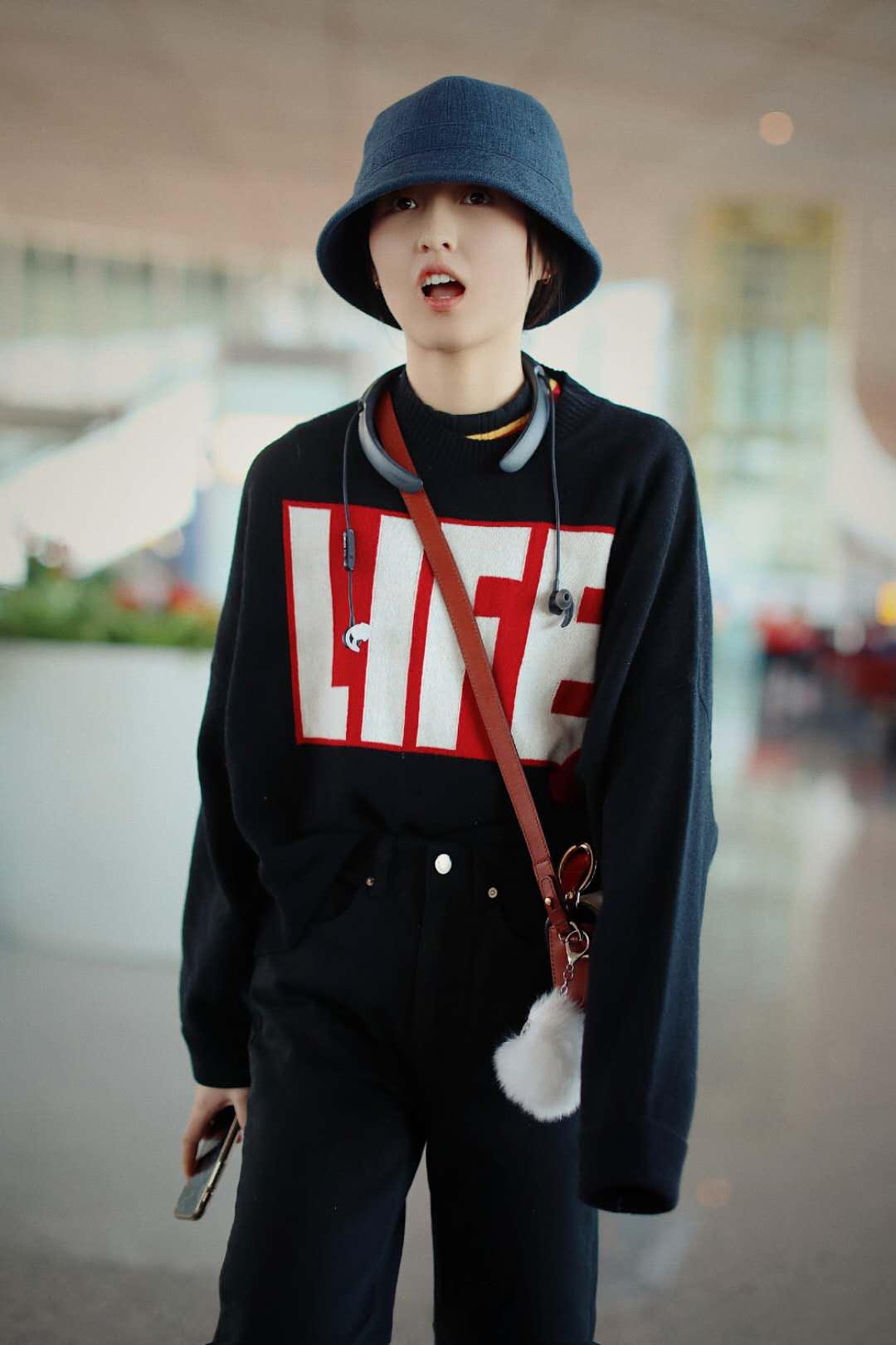 张子枫穿吊带工装裙露背,张子枫现身机场穿连帽卫衣