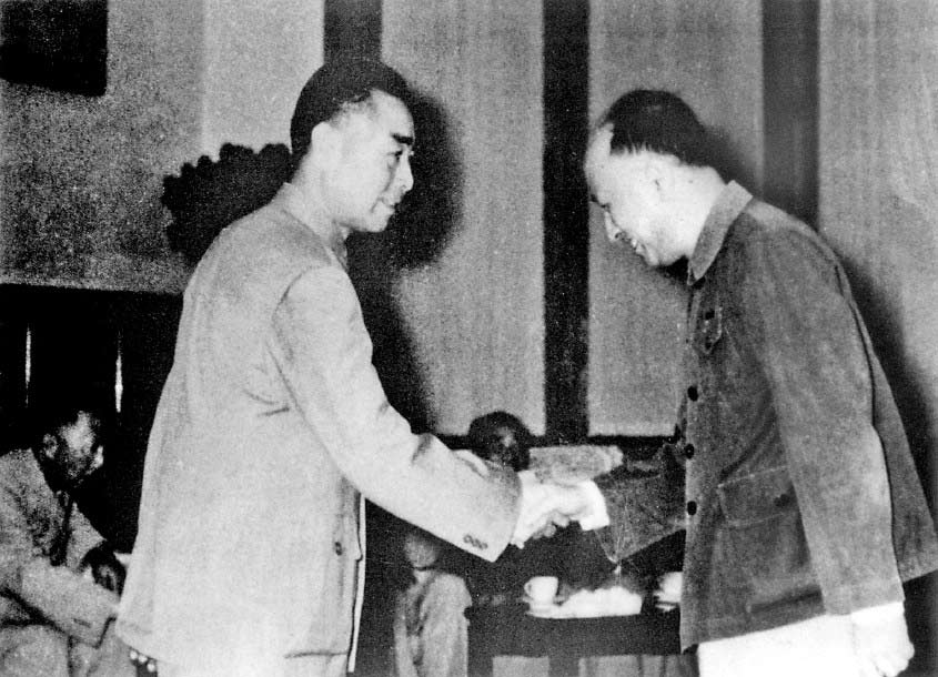 毛主席给钱学森递烟，还没给到又收了回去，毛主席：要自力更生