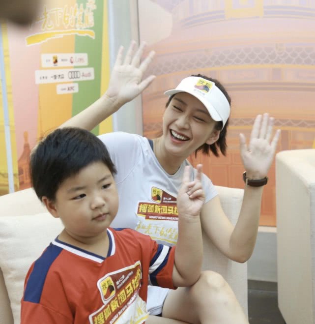 唐一菲带儿子综艺,唐一菲近期和孩子照片