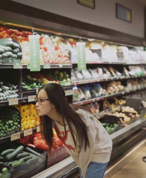 倪妮优衣库卫衣,倪妮街头拍照