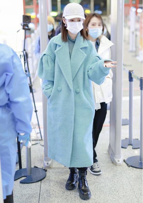 李沁穿湖蓝色大衣清新又高级!搭配同色系打底衫,气质满满好美丽