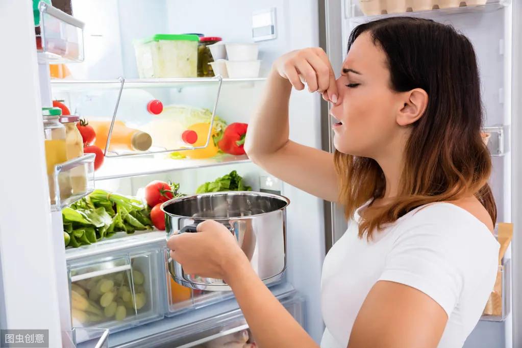 冰箱断电食物发臭如何除臭味,冰箱发臭一进门就闻得到怎么办