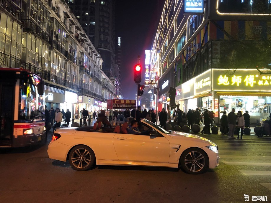 三十多万的428敞篷,当你打开敞篷的那刻,你拥有着她和蓝天