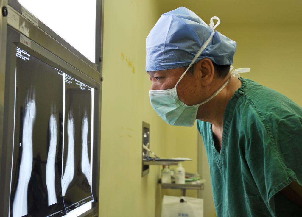 痛风脚踝有痛风石怎样才能变小,痛风石是引起痛风的根本原因吗