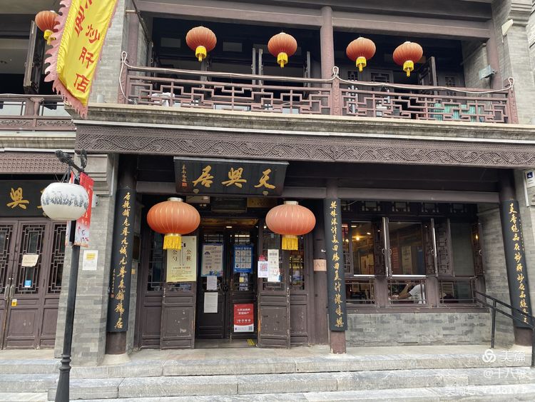 古老的前门大街,重新修缮过的前门大街的夜晚风情