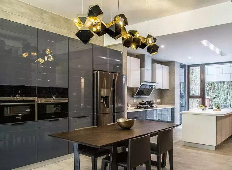 上海买房没钱装修小伙,上海24岁小伙房子装修