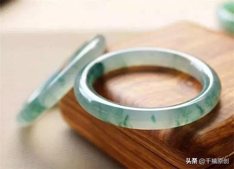 女人佩戴什么样的手镯最养人,女人一生最幸福的玉镯