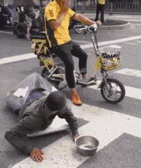 搞笑gif开心一刻不按常理出牌,搞笑gif趣图哥们别拍马屁很危险的