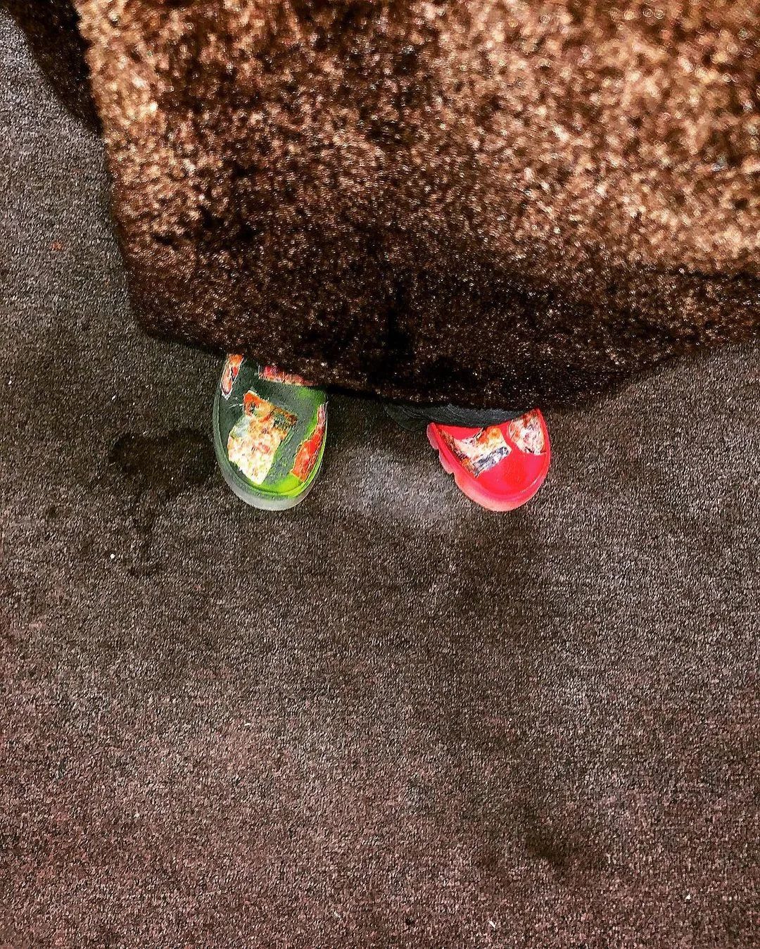 笑拉了!权志龙上脚“北卡蓝”,鞋贩子却因滤镜太重又冲错了