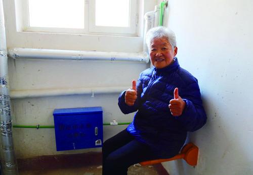 包头这个社区真细心！楼道转角安装“爱心椅”，老人爬楼能歇脚