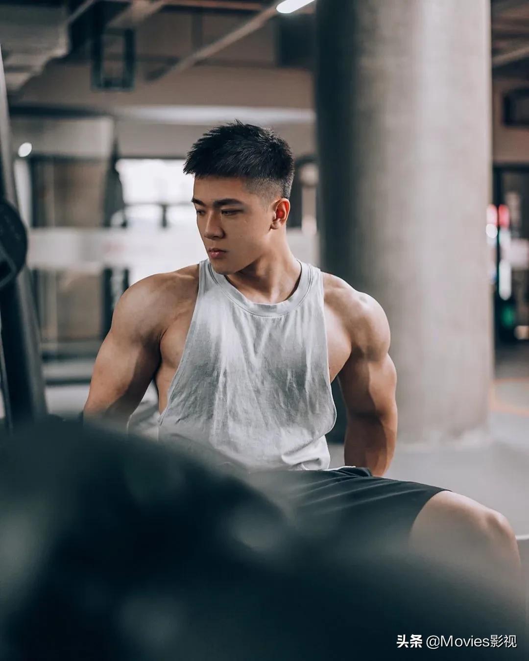 穿短裤比汪小菲还好看！奶凶腱子肉小狼狗，浴室照疯狂撩粉！