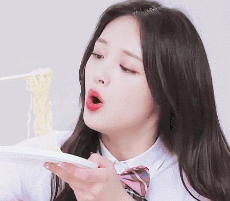 太有意思了，女朋友不屑一顾的表情很到位