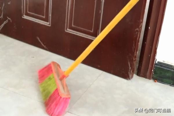 家里用扫把讲究,家里用扫把扫地扬起灰尘