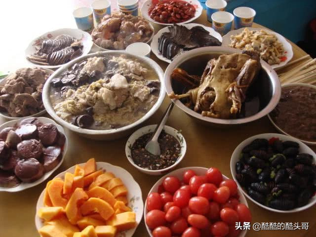 最正宗的东北农村杀猪菜,东北杀猪菜血肠灌肉