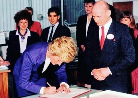 王室女性成员签名照:女王贵气,莱后最霸气,最优雅当属戴妃