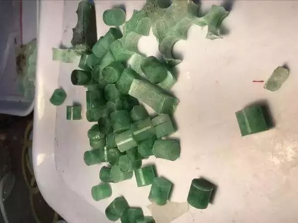 赌石切出一亿紫金石后众人傻眼,200块的赌石切出五彩翡翠