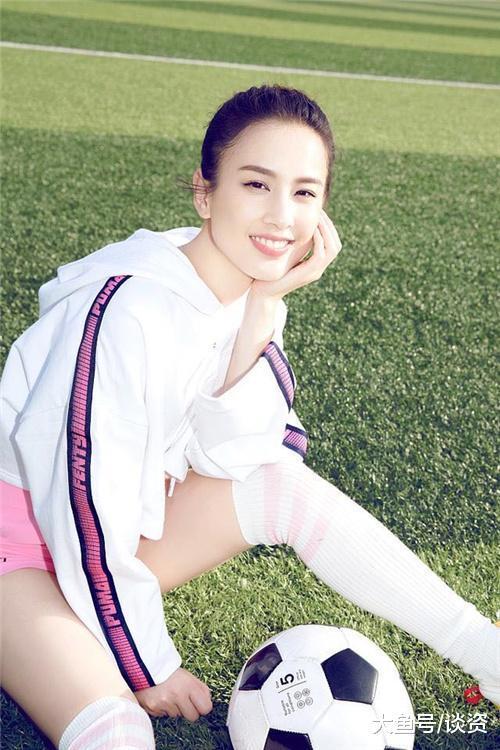 黄圣依踢足球最美照,黄圣依带三个孩子
