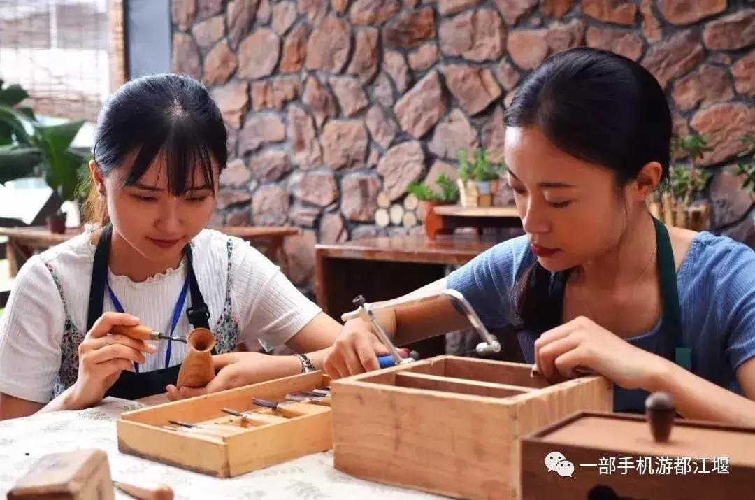 拒绝“人从众”！这个国庆必须到都江堰耍个“懒”，老街茶房、泥塑木作、古园书屋，快来享受你的小闲趣~