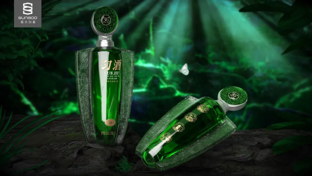 独有的“绿宝石”，点缀于白酒的剔透瓶身之上