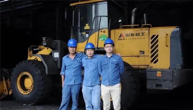 暴雨中连救5人英雄找到了,暴雨中救援的维修小哥