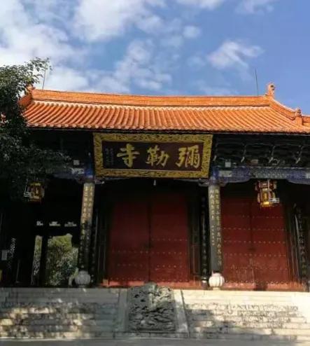 上香时被香灰烫了手是什么意思,上香时被香烫到手有什么寓意