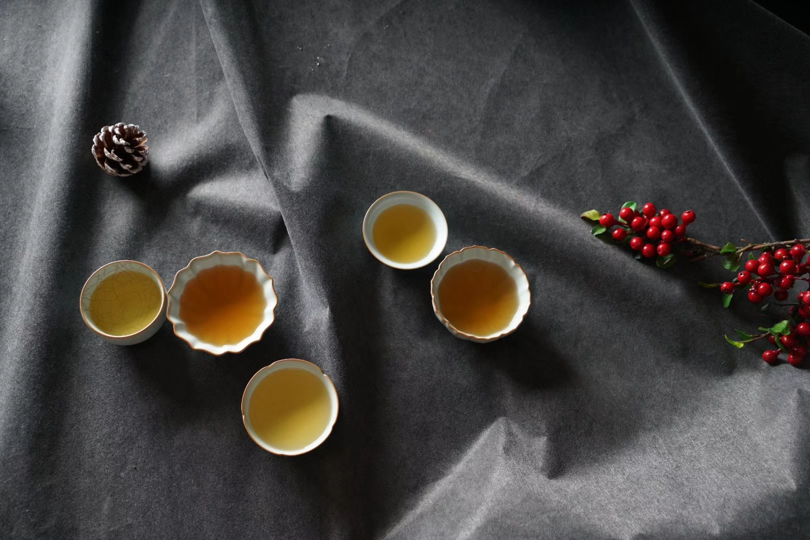 汝窑开片是里外都开吗,汝窑茶具里面开片大片好还是小片