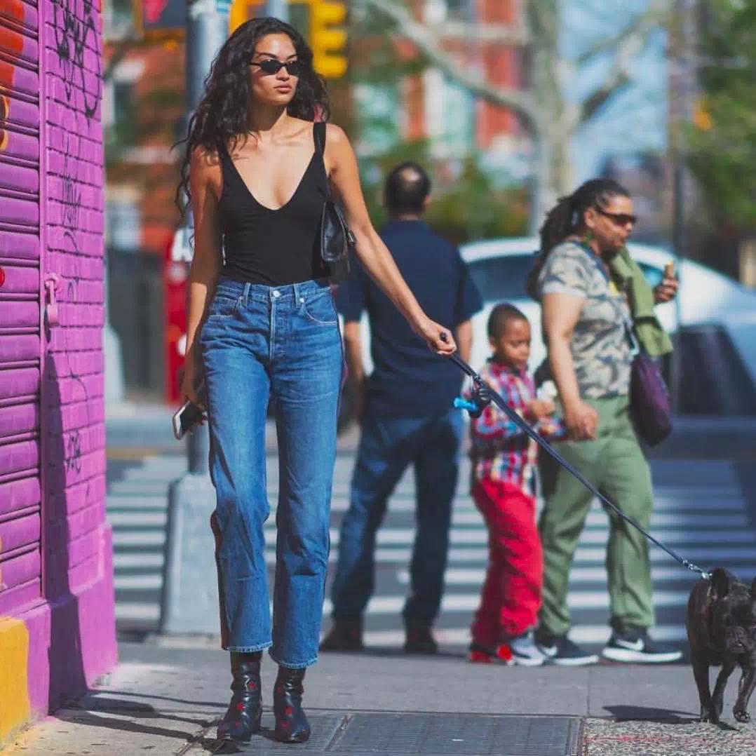 修身牛仔裤也能穿出性感气质,什么款式的牛仔裤又潮又好