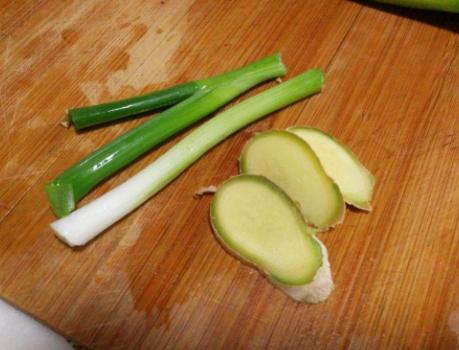 白水煮虾要怎么才不会黑,白水煮虾煮几分钟做法