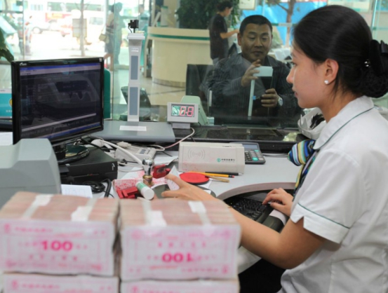 银行不小心给储户多存了钱,储户将这些钱用了,银行会怎么处理?