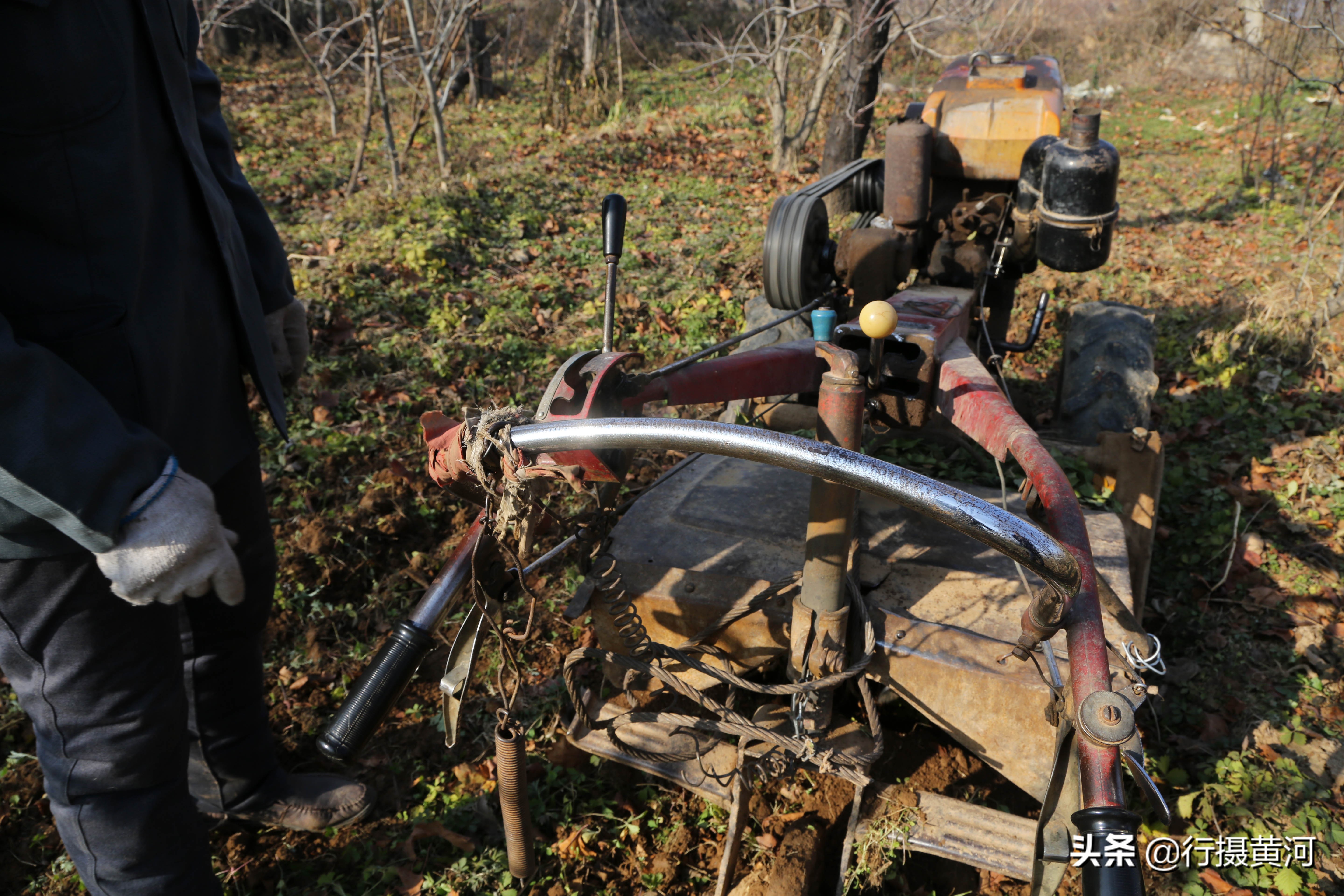 1985老铁牛55型拖拉机,铁牛力大无穷