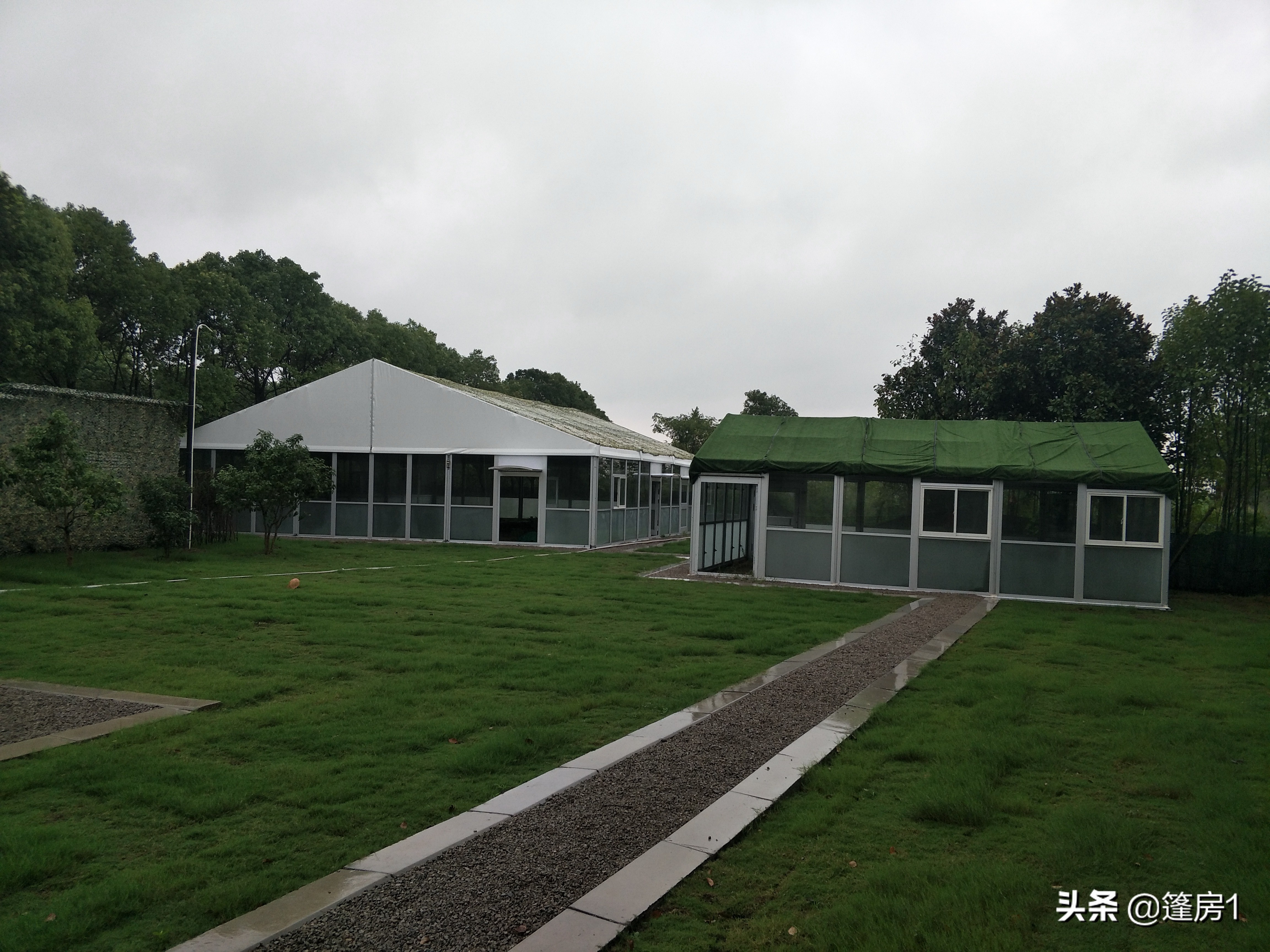 上海出现了这种篷房建筑，比钢结构漂亮，比集装箱灵活