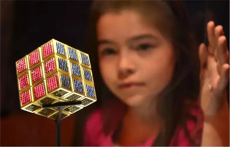 浙江65岁老奶奶通过职业魔方考级,65岁奶奶过魔方考级