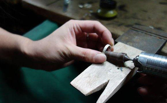 戒指买大还是买小,万一买到金包银首饰怎么办