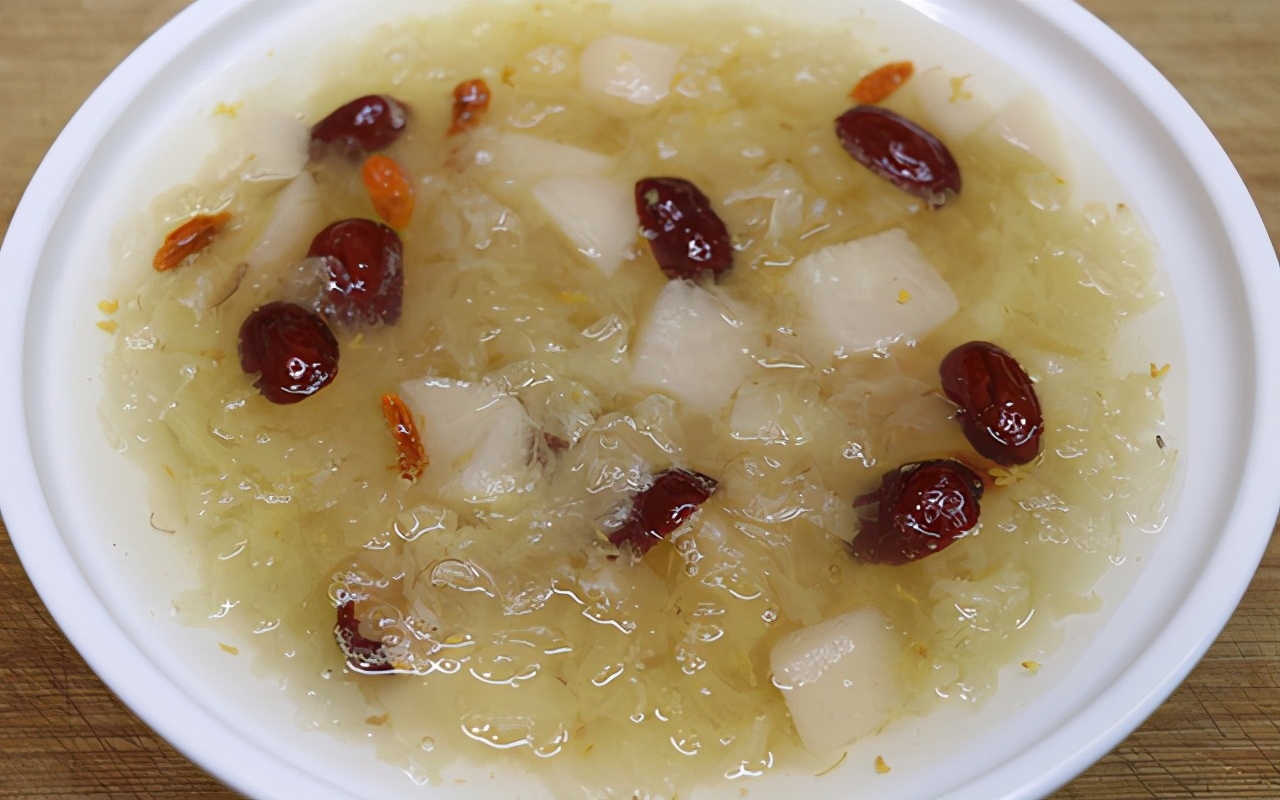 秋天银耳饮品做法大全,秋天银耳雪梨的家常做法