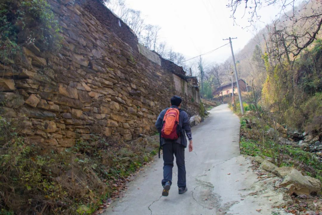 寻访秦岭龙潭村,背篓都是背在背上,这位大婶为何将其挎在腰间?