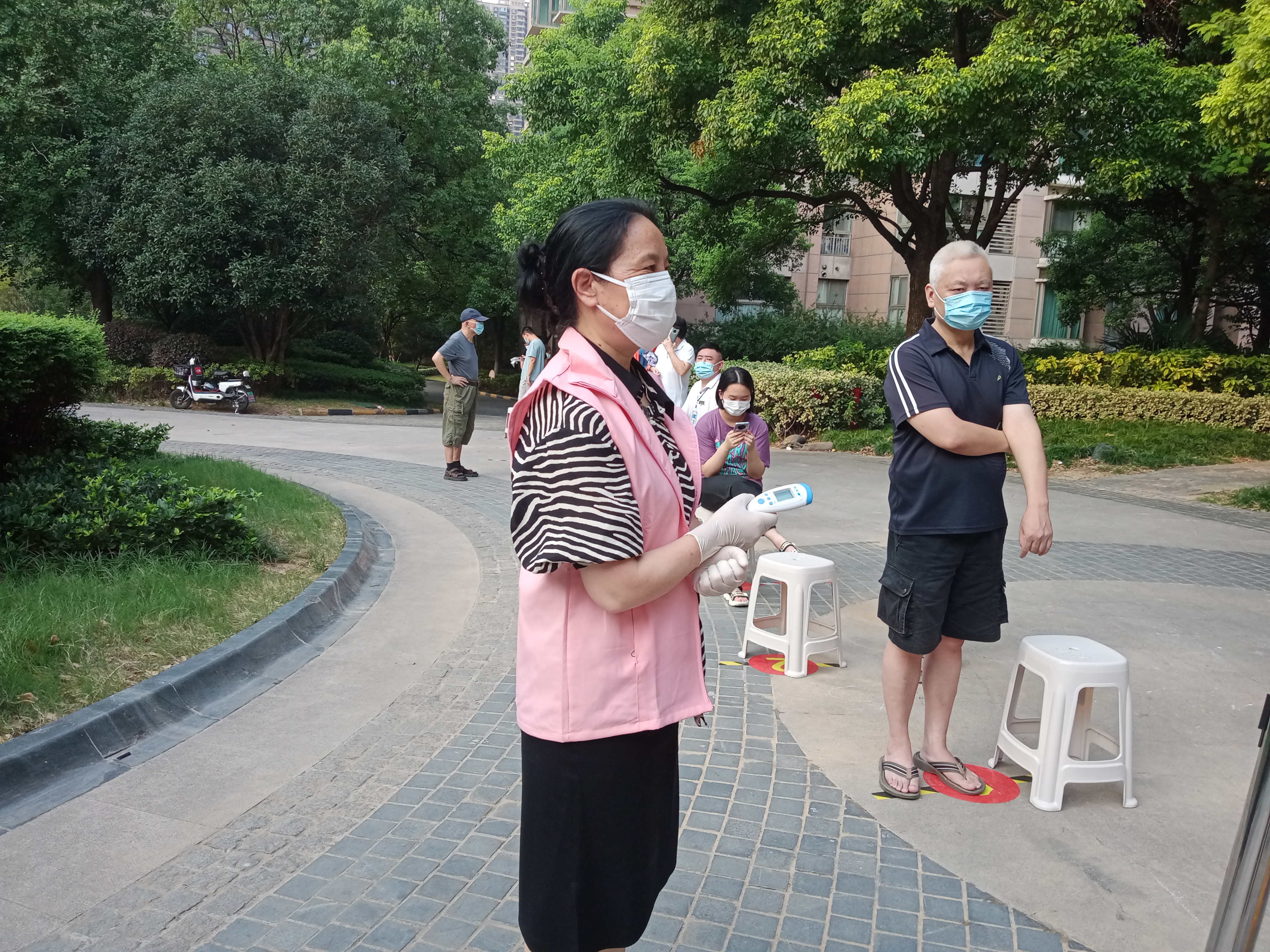 区街新闻|70多幅照片记录世茂滨江社区辖内志愿者,南京感谢你们