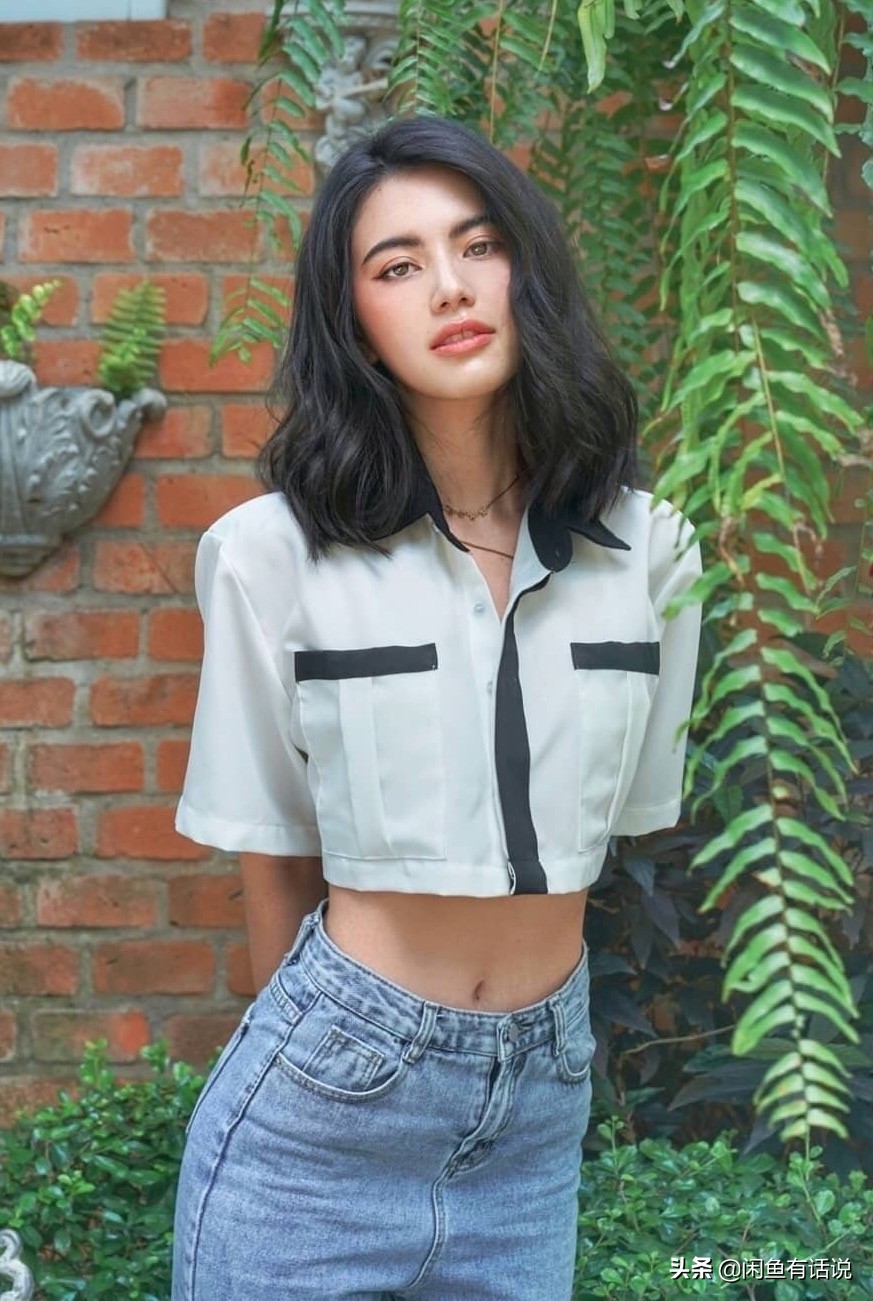 她不愧是泰国最美“芭比”,肚兜裙配网袜秀身材,展现绝佳臀腰比